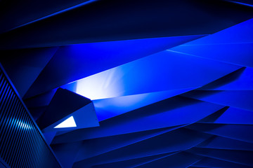 ブルーに光る幾何学模様のトンネルの天井