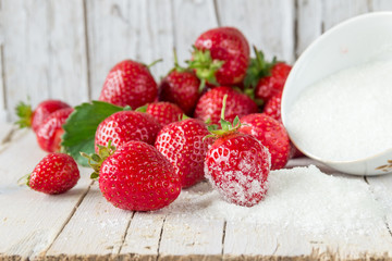 Спелая клубника с сахаром. Здоровое питание