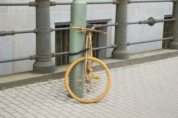 Goldenes Fahrrad angeschlossen