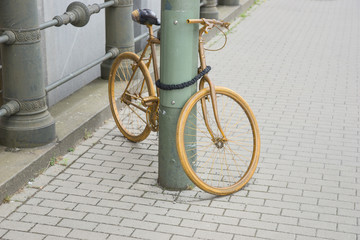 Goldenes Fahrrad angeschlossen