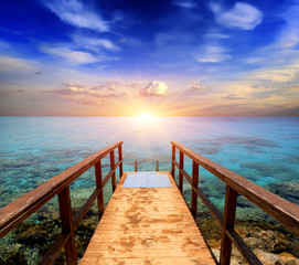 Obraz premium wooden bridge on sea