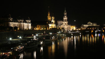 Obraz premium Dresden the historic buildings on the Elbe River at night