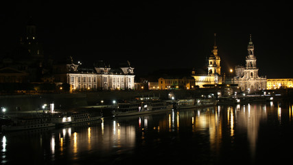 Obraz premium Dresden the historic buildings on the Elbe River at night