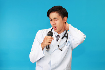 疲れた表情の医師