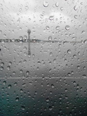 Стекло в каплях дождя