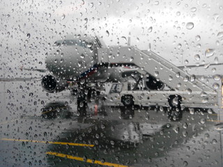 Самолет в дождливый день