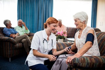 Obraz premium Nurse taking care of pensioner 