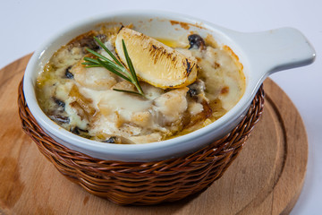 pikeperch baked in cream with potato