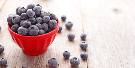 Fototapeta na wymiar Fresh blueberry on wooden background