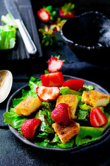  green salad with strawberry and fried cheese