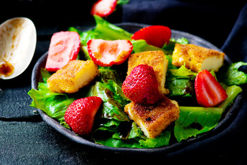  green salad with strawberry and fried cheese