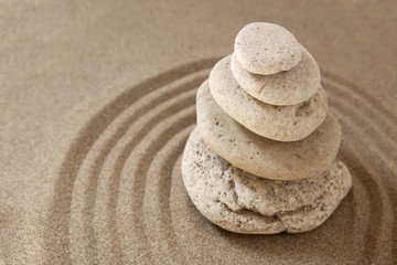 galets en équilibre sur le sable