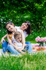 Obraz premium grandmother, daughter and granddaughter on a picnic