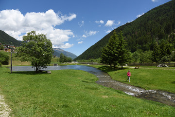 Fototapeta na wymiar lago vacanza al lago camminare gita relax laghi verde montagna