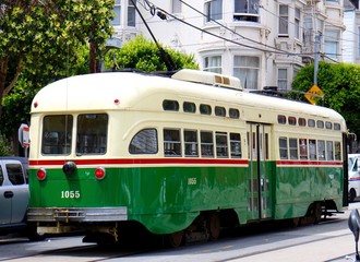 Fototapeta na wymiar Tranvía en San Francisco