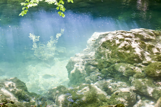 Aguas trasparentes y fondo del río Urederra en la ruta del Nacedero en Navarra