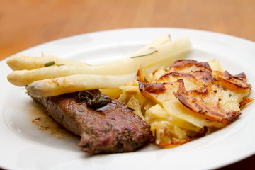 Lammlachs mit Kartoffelgratin und Spargel