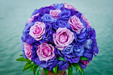 букет невесты из лютиков синего цвета и роз нежно розового цветов 