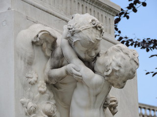 Скульптура  целующихся ангелов из  белого  мрамора крупным планом 