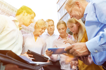 Business Meeting mit Tablet Computer im Sommer