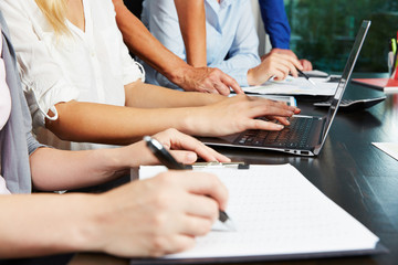 Hände arbeiten an Tablet Computer und Laptop