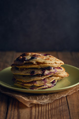 selbstgemachte Bananen Heidelbeer Eierkuchen auf rustikalen Tisch