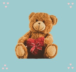 Ein Teddybär hält ein rotes Herz fest und wird von rosa Herzen umrahmt. Die Farben sind Rose Quartz und Limpet Shell. 