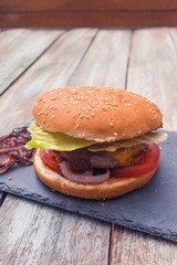 Hausgemachter Cheese Burger mit Angus Rindfleisch auf Sesambrot