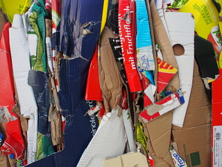 Altpapier, bunte Kartons