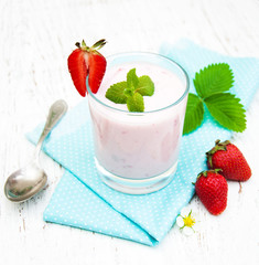 Strawberry yogurt with fresh strawberries