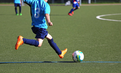 Jugendspieler beim Abstoss