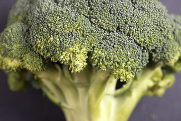Raw broccoli e in close-up