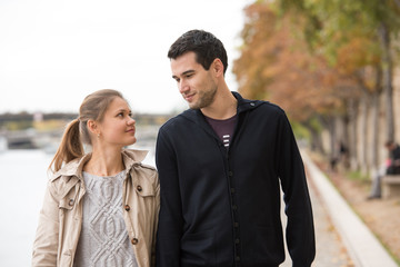 Obraz premium young happy couple in Paris