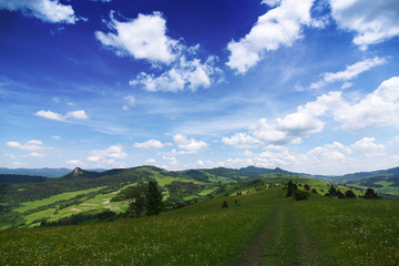 Mountains Pieniny in Slovakia and Poland © luzkovyvagon.cz