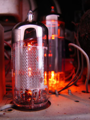 Electronic vacuum tube
