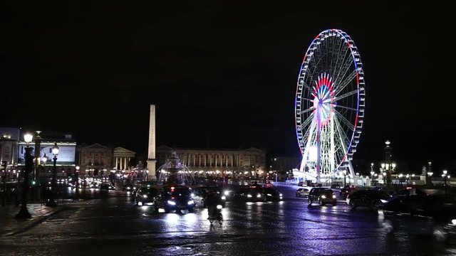 Full traffic road avant roue de Paris at night
