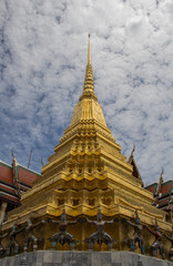 Fototapeta na wymiar golden stupa in wat phrakeaw