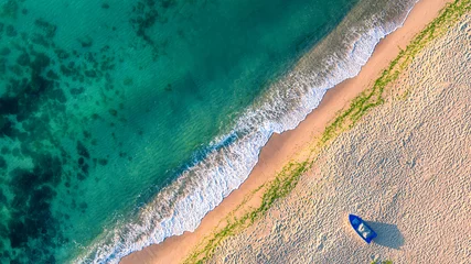 Foto op Plexiglas Luchtfoto Luchtmening van oceaangolven en zand op strand
