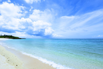 Fototapeta na wymiar 沖縄の美しい海とさわやかな空 