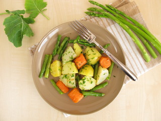 Gemüsepfanne mit grünem Spargel, Karotten, Kartoffeln und Kohlrabi
