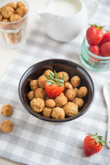 Frühstücks Cerealien mit frischen Beeren und Milch 