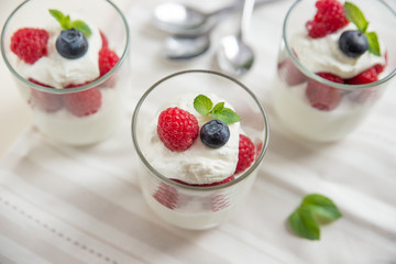 Quarksahne mit Beeren 