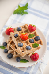 Belgische Waffeln mit frischen Beeren 