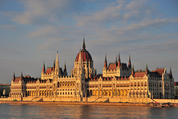 Fototapeta premium Parliament of Budapest on sunset