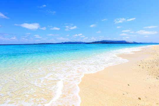 美しい沖縄のビーチと夏空