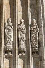 Figuren beim Eingangsportal der Kirche "Notre Dame du Sablon" in Brüssel, Belgien