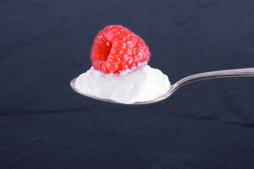 Himbeere mit Joghurt auf Löffel