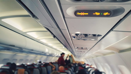 Cabina passeggeri aereo con segnali di attenzione