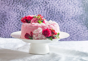 Obraz na płótnie Canvas Pink cake with natural beautiful flowers