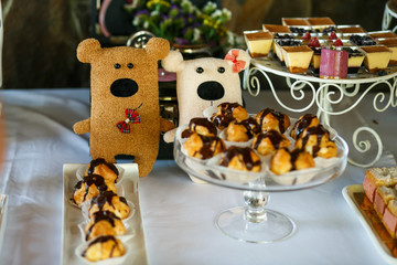 The banquet table with sweets